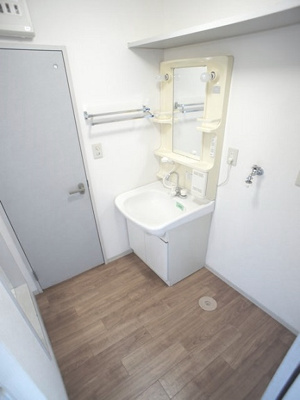 【洗面所】 | コーポラスビックツリーD | 洗面化粧台と洗濯機置き場があります♪