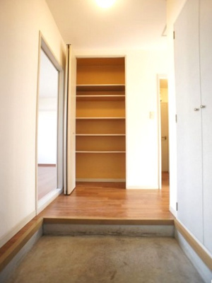 【玄関】 | コーポラスビックツリーD | たくさん収納できるシューズボックスが付いています♪