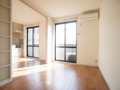 【居間・リビング】 | コーポラスビックツリーD | ゆったりできるリビングです♪