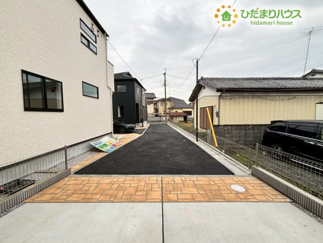 鴻巣市本町7丁目　新築戸建　ブルーミング01の前面道路含む現地写真