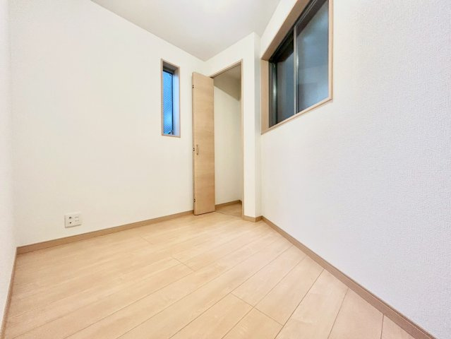 江東区亀戸7丁目　中古戸建の洋室|全居室２面採光のため、日差しが差し込む明るいお部屋です！

現地ご見学希望・資料請求などお気軽にお問い合わせ下さい！
03-5990-5201