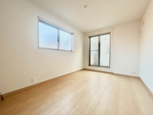 江東区亀戸7丁目　中古戸建の洋室|木目調で落ち着いた雰囲気の内装は、どんなインテリアにも合わせやすいデザイン。

現地ご見学希望・資料請求などお気軽にお問い合わせ下さい！
03-5990-5201