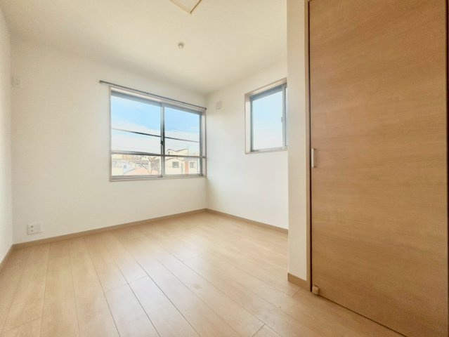 江東区亀戸7丁目　中古戸建の洋室|全居室収納付きですので、お部屋を有効的に使うことが出来ます！

現地ご見学希望・資料請求などお気軽にお問い合わせ下さい！
03-5990-5201