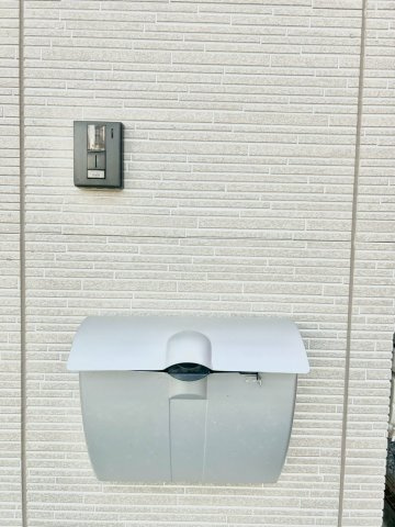 江東区亀戸7丁目　中古戸建の玄関|来客時に便利な、モニター付きインターホン。

現地ご見学希望・資料請求などお気軽にお問い合わせ下さい！
03-5990-5201