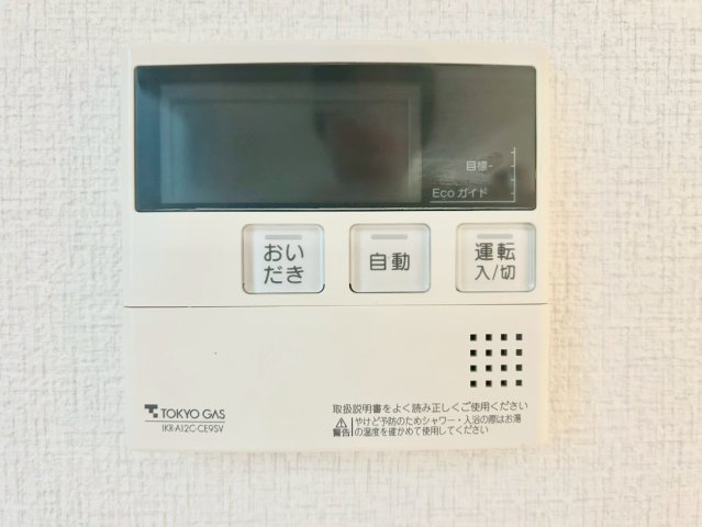 江東区亀戸7丁目　中古戸建の設備|追い焚き機能付きの浴室は、仕事で帰りが遅くなった日にも温かい湯船に浸かって疲れを癒すことができます。

現地ご見学希望・資料請求などお気軽にお問い合わせ下さい！
03-5990-5201