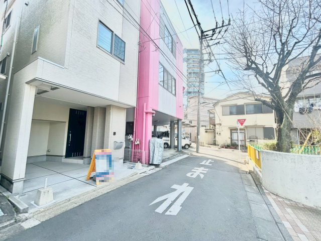 江東区亀戸7丁目　中古戸建の前面道路含む現地写真|カースペースもしっかり確保。車での移動が欠かせないファミリーにも嬉しいプランです。

現地ご見学希望・資料請求などお気軽にお問い合わせ下さい！
03-5990-5201