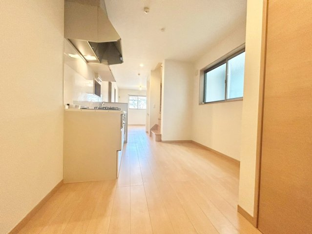 江東区亀戸7丁目　中古戸建の居間・リビング|14帖の広いリビングはご家族が自然と集まる居心地の良い空間。

現地ご見学希望・資料請求などお気軽にお問い合わせ下さい！
03-5990-5201