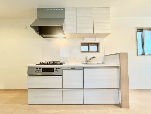 江東区亀戸7丁目　中古戸建のキッチン|横一列にシンクとコンロをまとめたシンプルなシステムキッチン。動きやすさが魅力です！

現地ご見学希望・資料請求などお気軽にお問い合わせ下さい！
03-5990-5201