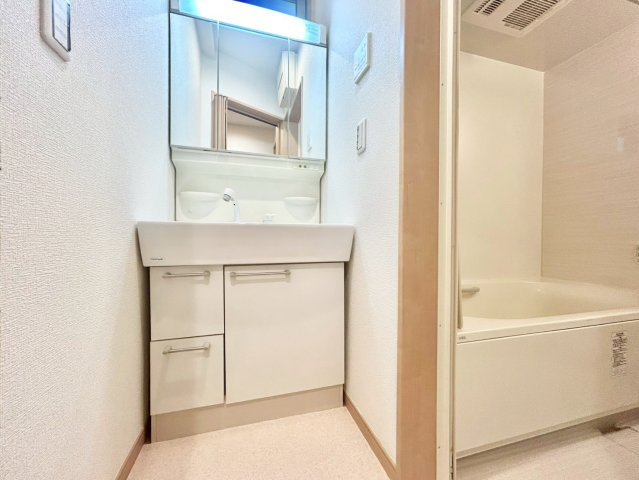 江東区亀戸7丁目　中古戸建の独立洗面台|清潔感があり収納も豊富な洗面化粧台は、毎朝の準備に役立ちます。

現地ご見学希望・資料請求などお気軽にお問い合わせ下さい！
03-5990-5201