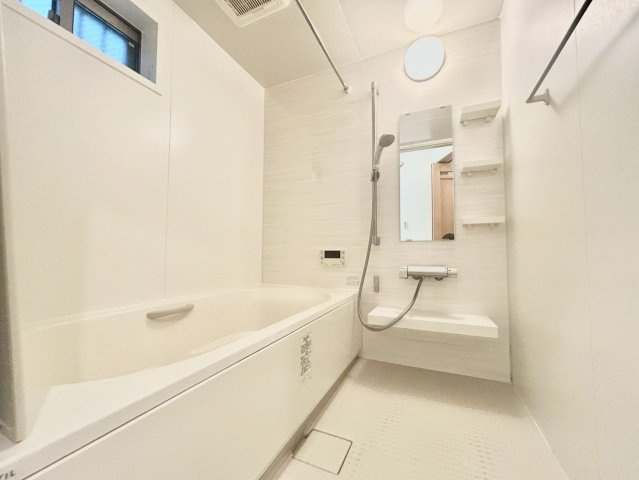 江東区亀戸7丁目　中古戸建の浴室|浴室には窓があり、心地良い風が入ります！

現地ご見学希望・資料請求などお気軽にお問い合わせ下さい！
03-5990-5201