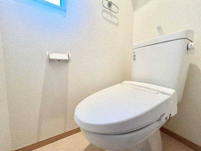 江東区亀戸7丁目　中古戸建のトイレ|毎日使用する場所は、換気も出来るよう窓も完備！

現地ご見学希望・資料請求などお気軽にお問い合わせ下さい！
03-5990-5201