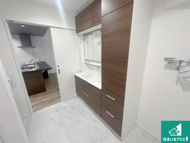 神戸市北区有野台　新築一戸建ての独立洗面台|清潔感のある洗面台です。フラットな鏡は掃除がしやすく毎日清潔！鏡裏には収納があるのでスッキリとした洗面台が保てます。