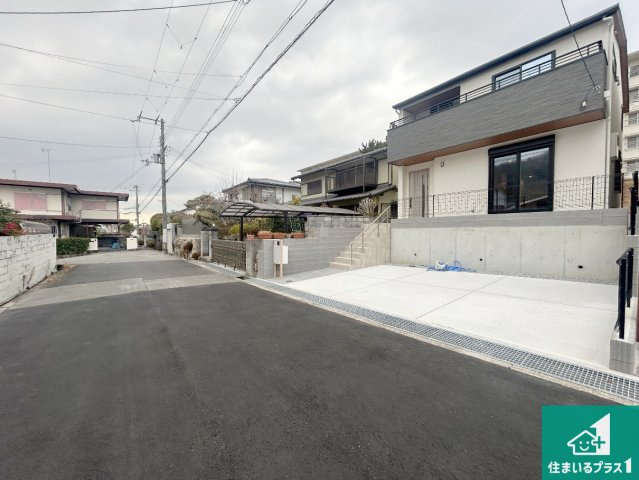 神戸市北区有野台　新築一戸建ての前面道路含む現地写真|周辺は閑静な住宅街！前面道路広々で車の出し入れも便利です。駐車が苦手な方でも安心して車庫入れできます！