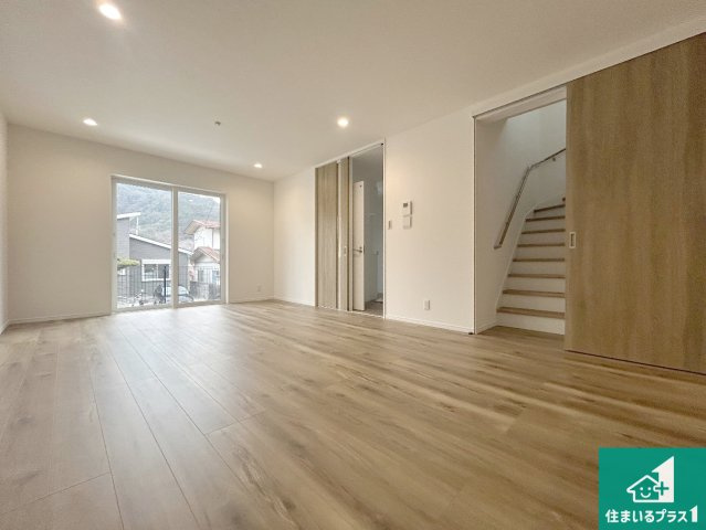 神戸市北区有野台　新築一戸建ての居間・リビング|日当たり良好の明るいリビングで朝の目覚めもスッキリできそう！対面キッチンでご家族のコミュニケーションも自然と増える設計！小さなお子様が遊ぶスペースを作っても広々とくつろげるLDK！