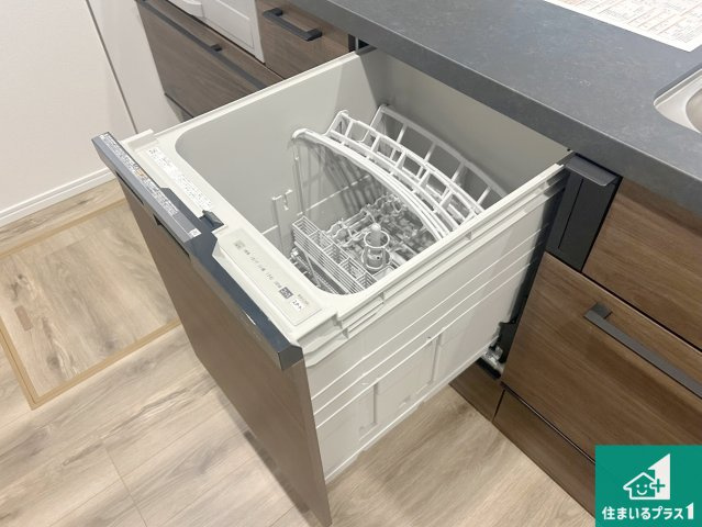 神戸市北区有野台　新築一戸建ての設備|食事後の一仕事、食器洗いをボタン一つでお任せできちゃいます！場所を取らないビルトイン式なので、お料理スペースもしっかり確保！