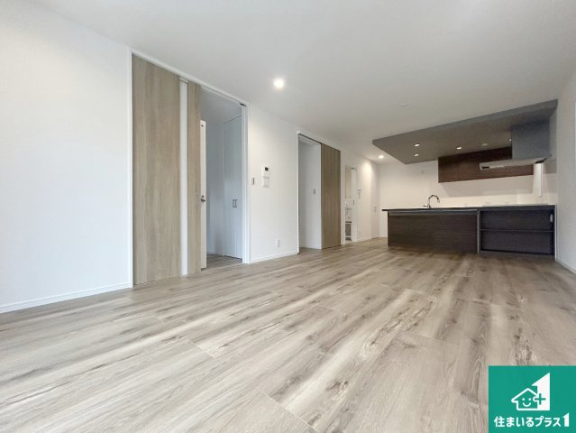 神戸市北区有野台　新築一戸建ての居間・リビング|シンプルなリビングは、観葉植物等のインテリアを楽しめますね！パパ好みにも、ママ好みにも家具次第で雰囲気を変えることができます！