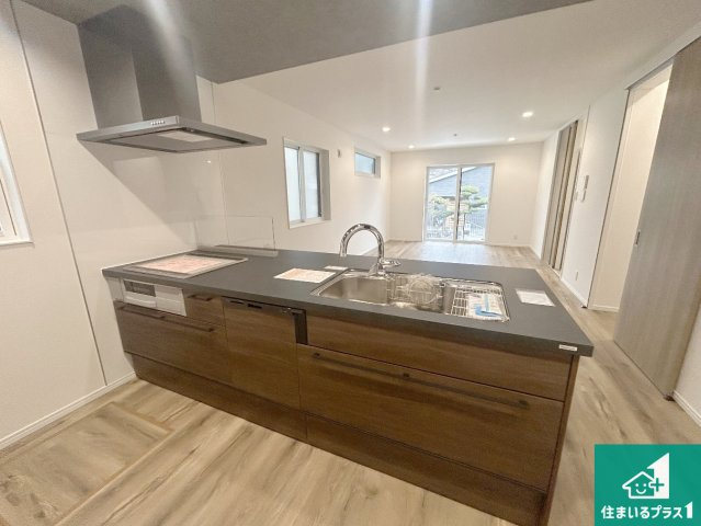 神戸市北区有野台　新築一戸建てのキッチン|リビングと統一感があり、使い勝手のいいキッチン。広々としているので、二人並んで作業が出来ちゃいます。お子様と一緒に色々なお料理に挑戦できるスペースがあります。