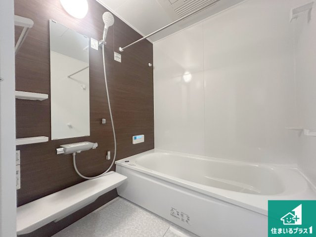 神戸市北区有野台　新築一戸建ての浴室|足をゆったり伸ばして寛げる浴槽です。窓が設けられていますので差し込む光が明るく穏やかな雰囲気にしてくれます♪浴室乾燥機も設置しているので、雨の日の洗濯物も安心です♪