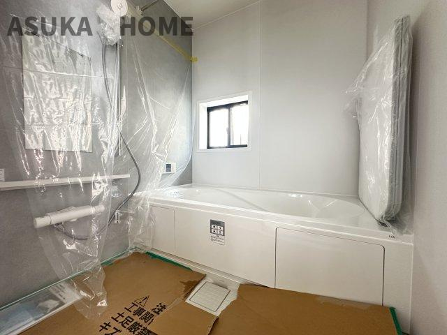 旭区今宿１丁目戸建ての浴室|一日の疲れを癒してくれるバスタイムを過ごせそうですね。窓があり換気や防カビ対策にもなりますね。