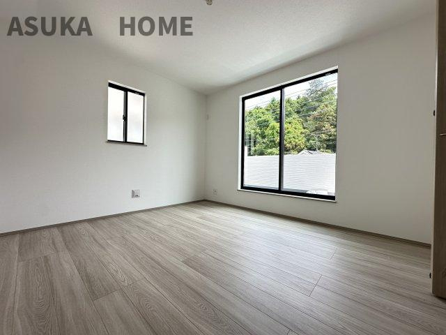旭区今宿１丁目戸建ての洋室|広々とした主寝室は居心地も良さそうですね。バルコニーに面したお部屋なので居心地も◎