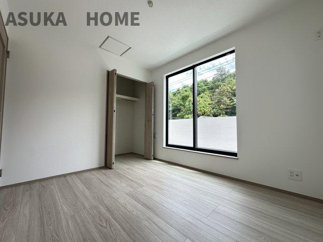 旭区今宿１丁目戸建ての洋室|大きく開いた窓からは、明るい陽射しが射し込み風も良く抜けるので心地良い空間になってます。