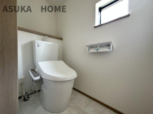 旭区今宿１丁目戸建てのトイレ|温水洗浄便座のトイレ設備です！有ると便利な物置スペースつきです。