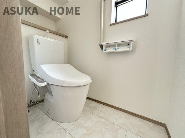 旭区今宿１丁目戸建てのトイレ|各フロアにトイレ設置。窓もあり換気と清潔感が保たれますね。