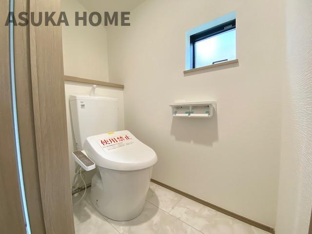 旭区今宿１丁目戸建てのトイレ|温水洗浄便座のトイレ設備です！有ると便利な物置スペースつきです。