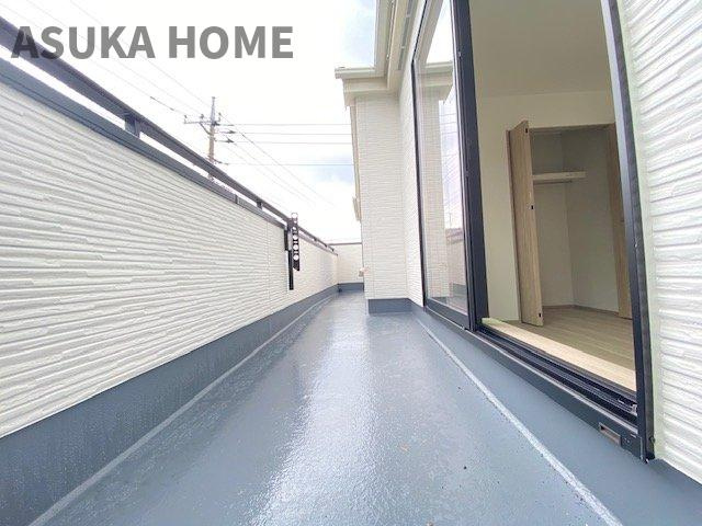 旭区今宿１丁目戸建てのバルコニー|南向きで陽当りの良いバルコニーは、風通りも良く洗濯物の渇きも早く家事の時短にもなりますよ。