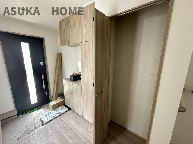 旭区今宿１丁目戸建ての玄関|玄関横のフリーな収納はゴルフバックやお掃除用具入れなど生活スタイルに合った使い方が出来ますよ。