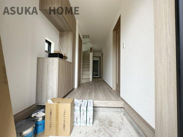 旭区今宿１丁目戸建ての玄関|白と木目調を基調とした明るい印象の玄関です。シューズクロークは鍵や写真が置けて利便性も◎