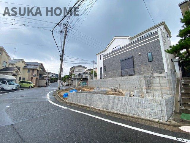 旭区今宿１丁目戸建ての前面道路含む現地写真|開放感が有る角地の物件です。前面道路も広く、陽がサンサンと降り注ぐ明るい室内が魅力的です。