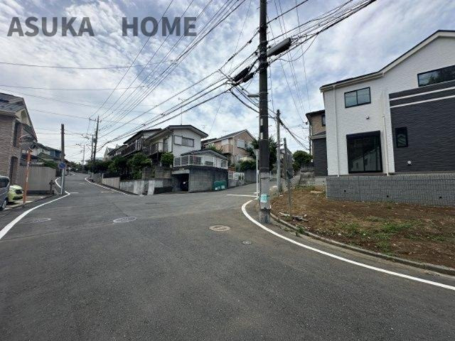 旭区今宿１丁目戸建ての前面道路含む現地写真|開放感が有る角地の物件です。前面道路も広く、陽がサンサンと降り注ぐ明るい室内が魅力的です。