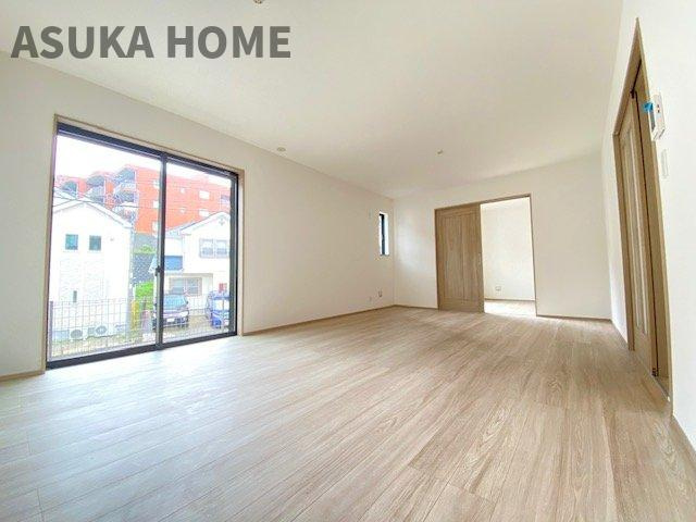 旭区今宿１丁目戸建ての居間・リビング|毎日家族が笑顔で生活する空間であるリビング。広さと明るさには拘ってほしい空間です。