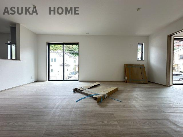 旭区今宿１丁目戸建ての居間・リビング|ゆとりのあるダイニングスペースになっているので大きなテーブルで囲む食事の時間も楽しめそうですね。