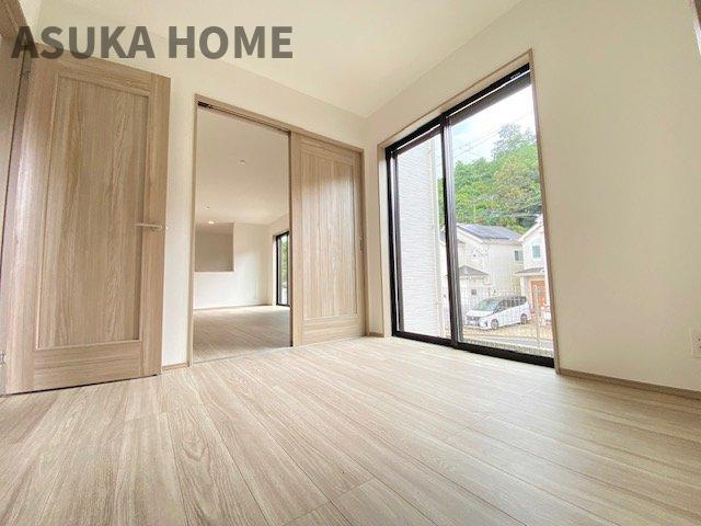 旭区今宿１丁目戸建ての居間・リビング|大きく開いた窓からは、明るい陽射しが射し込み風も良く抜けるので心地良い空間です。