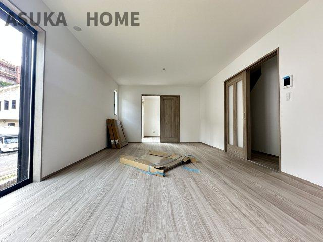 旭区今宿１丁目戸建ての居間・リビング|毎日家族が笑顔で生活する空間であるリビング。広さと明るさには拘ってほしい空間です。