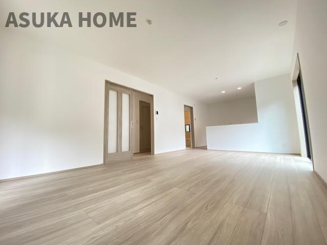 旭区今宿１丁目戸建ての居間・リビング|ゆとりのあるダイニングスペースになっているので大きなテーブルで囲む食事の時間も楽しめそうですね。