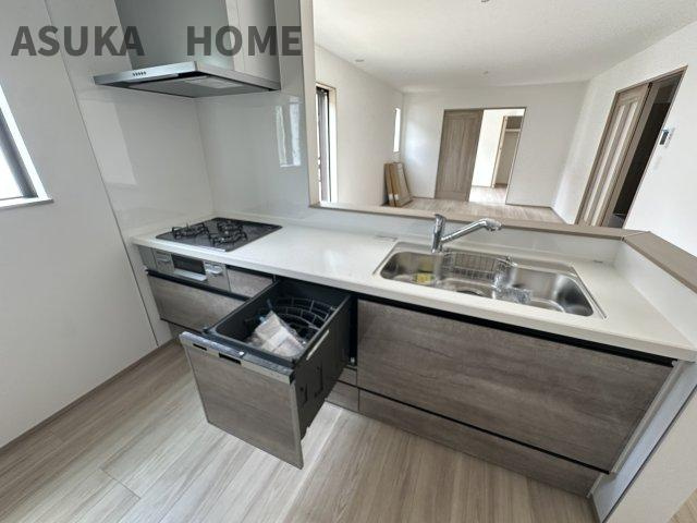 旭区今宿１丁目戸建てのキッチン|広々とした作業台はお料理の手際が良くなり自分時間も確保できますね。食洗器付きで片付け効率◎