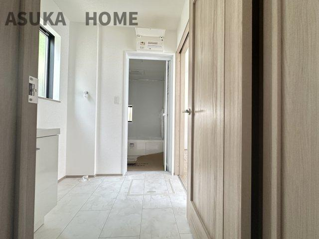 旭区今宿１丁目戸建てのその他|家事導線の良い2WAY扉の洗面室です。