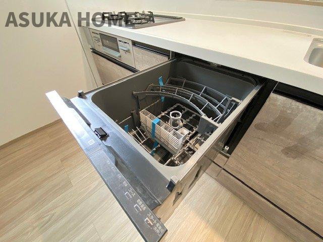 旭区今宿１丁目戸建てのキッチン|家事の時短にも役立つ食器洗浄乾燥機を標準装備。