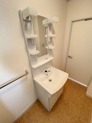 【独立洗面台】 | 市ヶ尾内野ビル | ※同建物ほかのお部屋の写真です。
※実際のお部屋は洗面台のみの可能性がございます。現況と異なる場合は現況を優先とします。