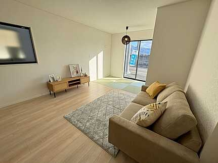 広島市南区向洋新町3丁目　新築一戸建て(全2棟)の居間・リビング|ＮＯ2　家具付（ダイニングテーブル・ソファ・テレビボード）