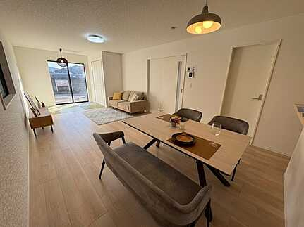広島市南区向洋新町3丁目　新築一戸建て(全2棟)のダイニング|ＮＯ2　家具付（ダイニングテーブル・ソファ・テレビボード）