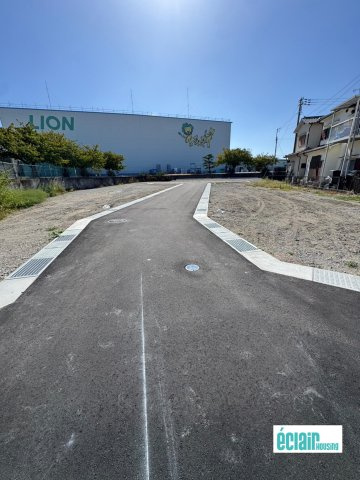 新築戸建～明石市魚住町西岡字穴田～の前面道路含む現地写真|前道の様子　接道道路（北）：公道幅員　約４．５ｍ★