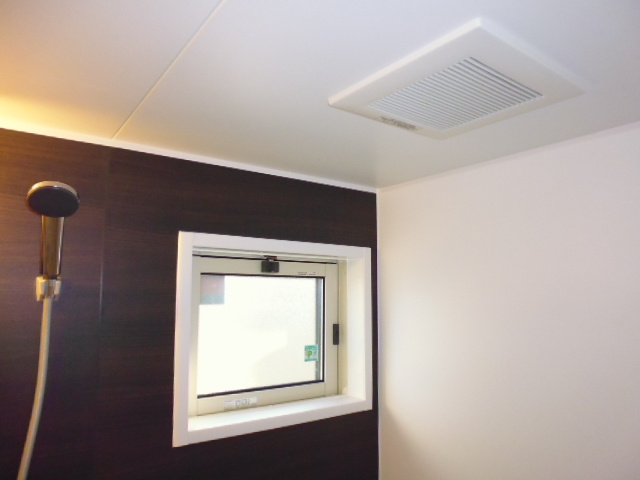 メゾン・ド・シュクルの浴室|風呂窓