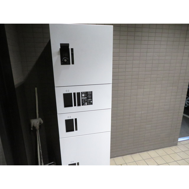 福岡市博多区吉塚８丁目の賃貸マンションのエントランス