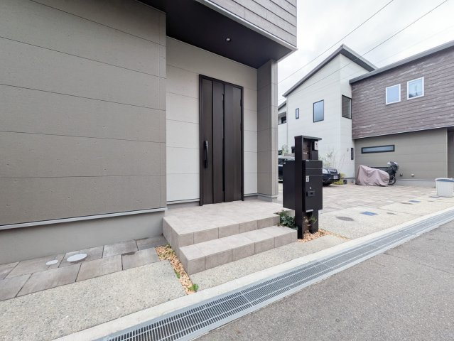 武庫之荘4丁目・一戸建のエントランス|宅配ボックス完備　