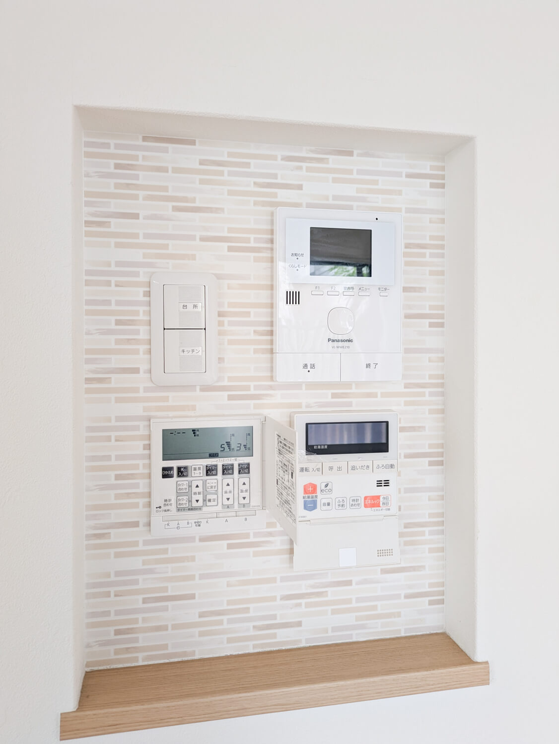 武庫之荘4丁目・一戸建の設備|モニターホン、給湯器リモコン、床暖房スイッチ