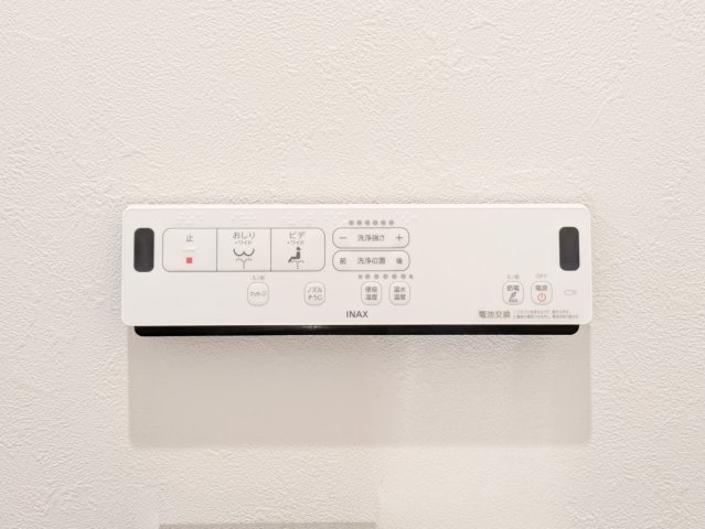 武庫之荘4丁目・一戸建の設備|1階トイレの温水洗浄便座スイッチ